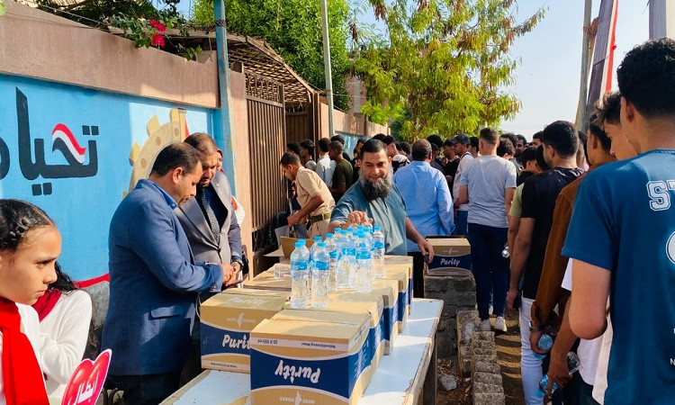 تعليم الفيوم يوزع الورود والمياه والشيكولاتة على طلاب الثانوية العامة