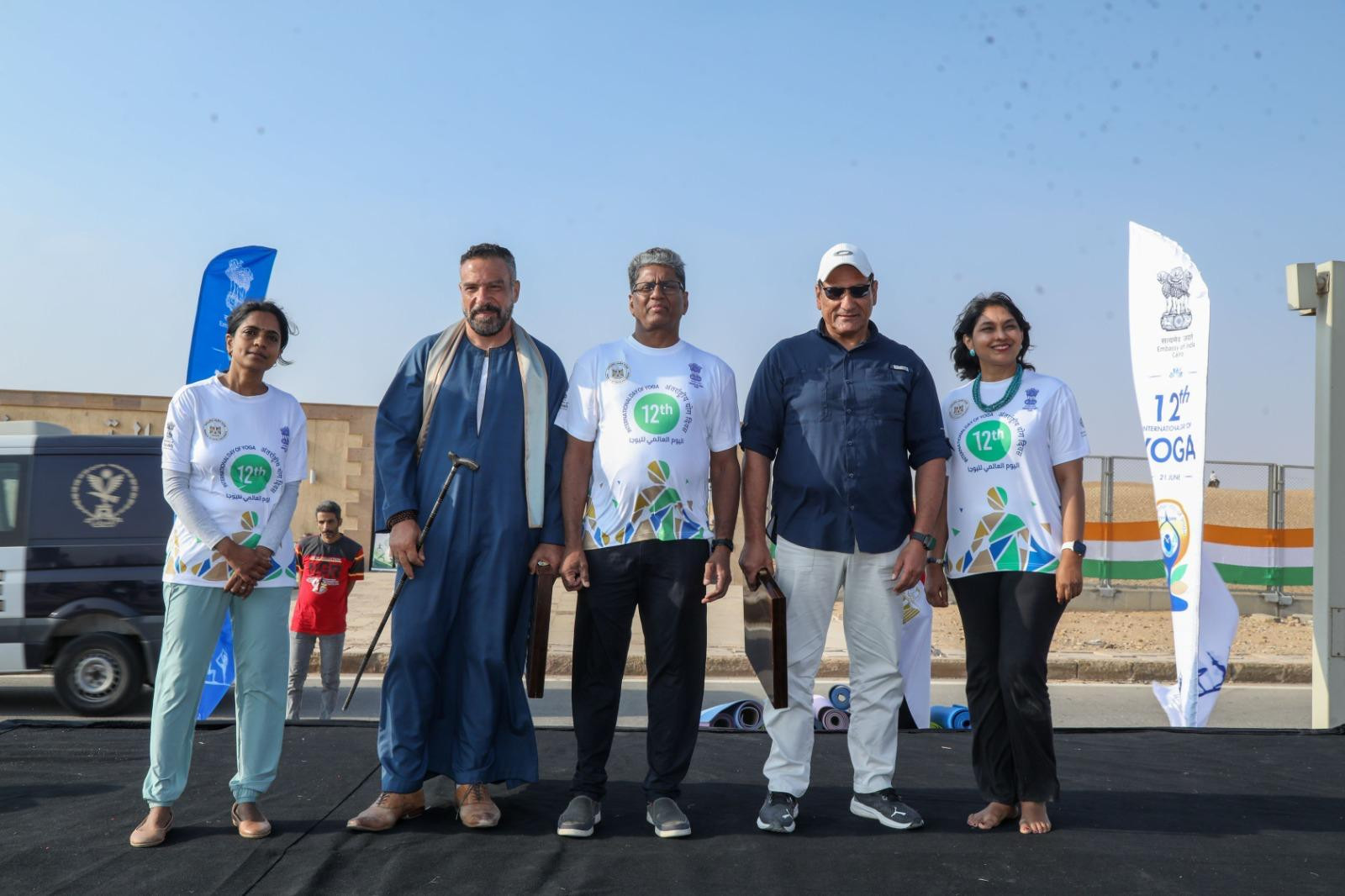 اليوجا تحت سفح الاهرامات