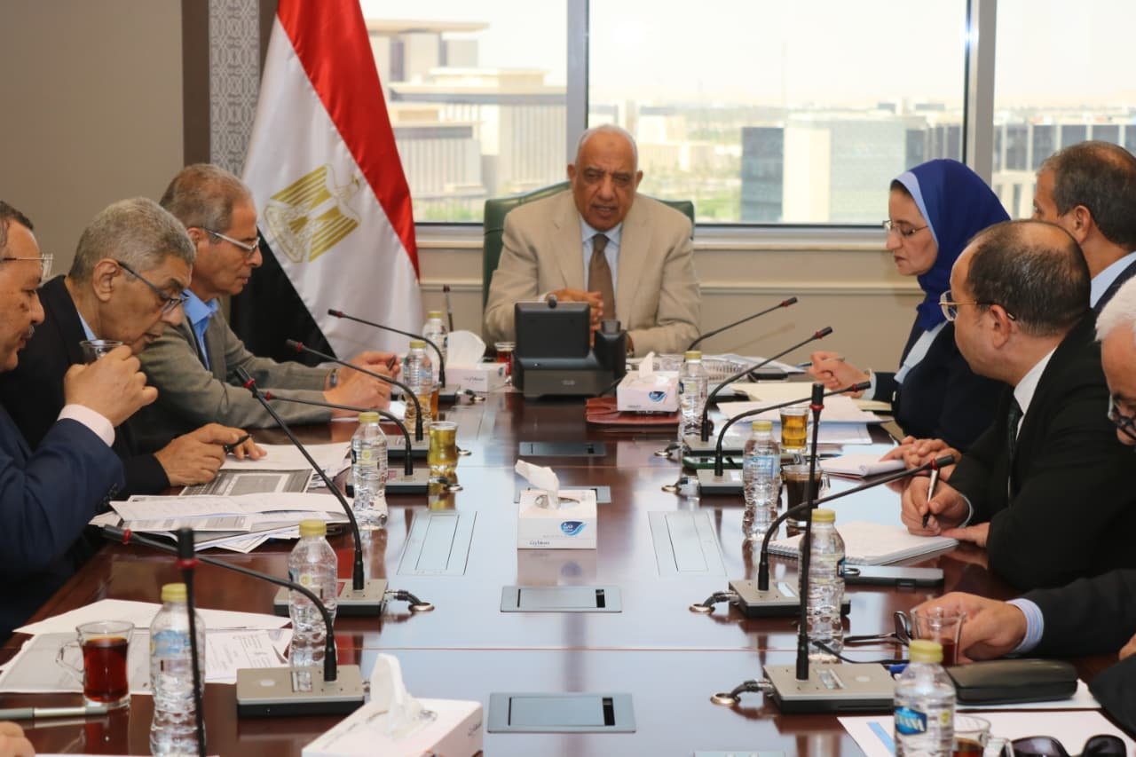 وزير الكهرباء يبحث مع قيادات 