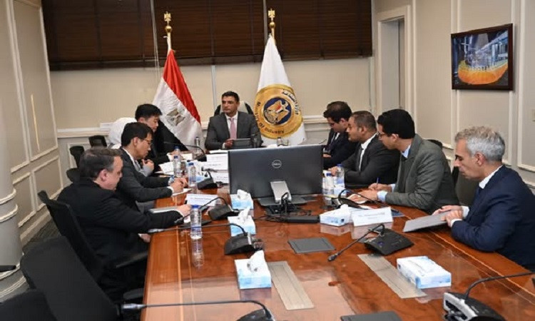 وزير الصناعة يبحث مع 