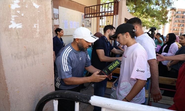 محافظ القاهرة يتفقد لجان الثانوية العامة بمدرسة تحيا مصر بالاسمرات