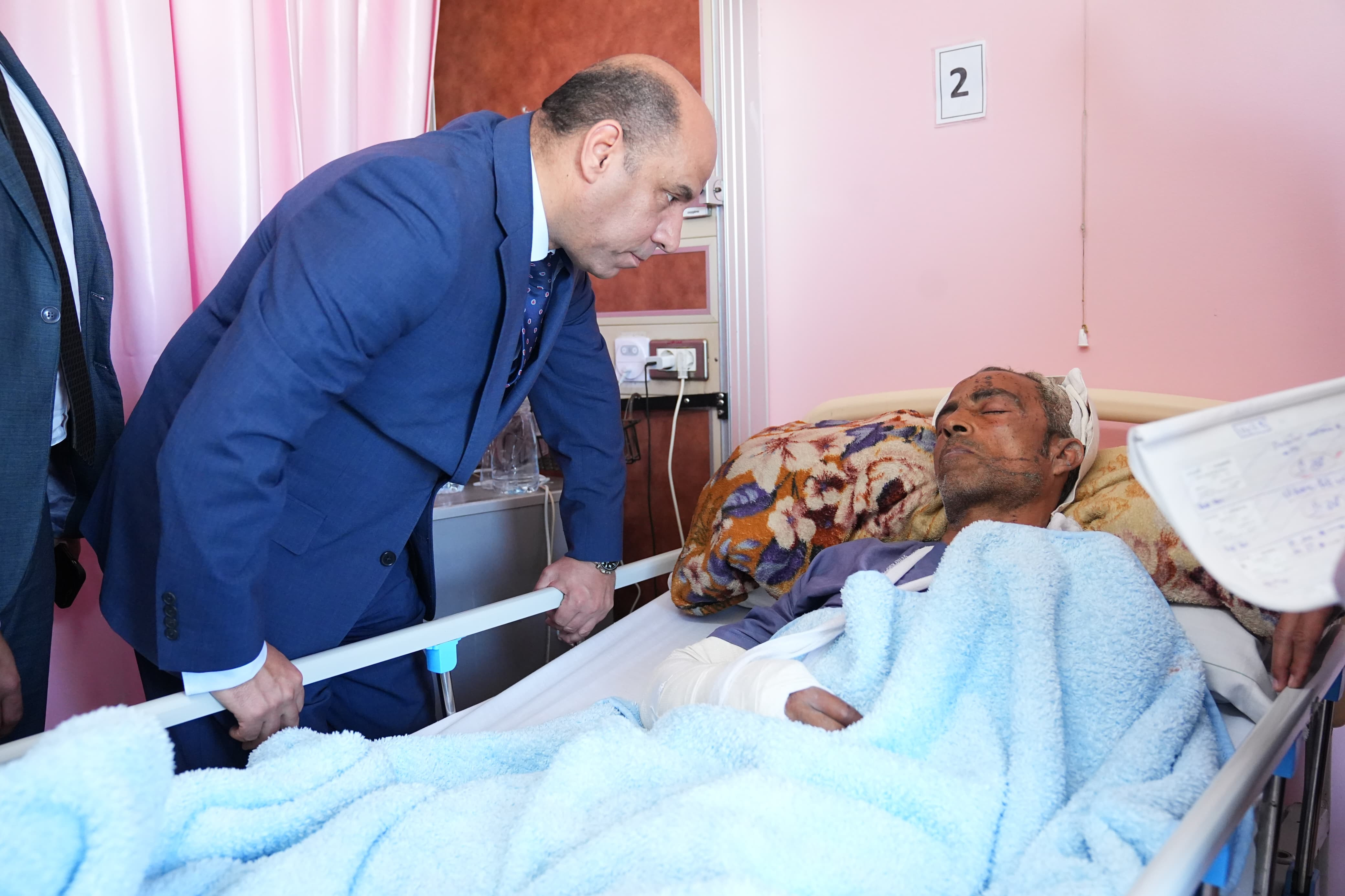 وزير العمل يزور مصابي مشروع القطار السريع