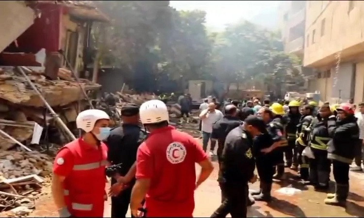 النيابة العامة تعاين حريق وانهيار منزل بمنشأة ناصر