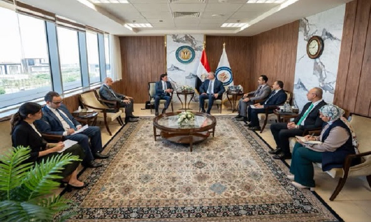 وزير البترول يبحث مع رئيس 