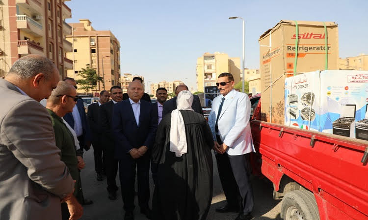 محافظ القاهرة يزور الأسر المتضررة من حريق منشأة ناصر