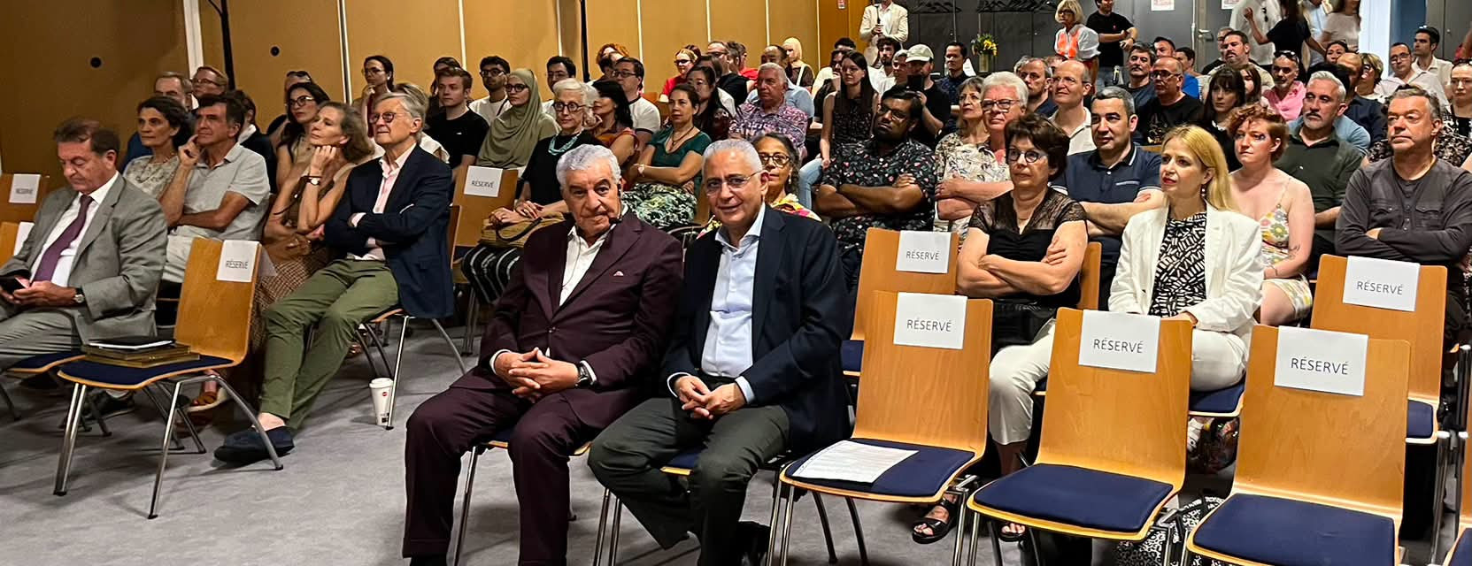 زاهي حواس يفتتح معرض &laquo;توت عنخ آمون&raquo; بباريس ويوقع أحدث مؤلفاته