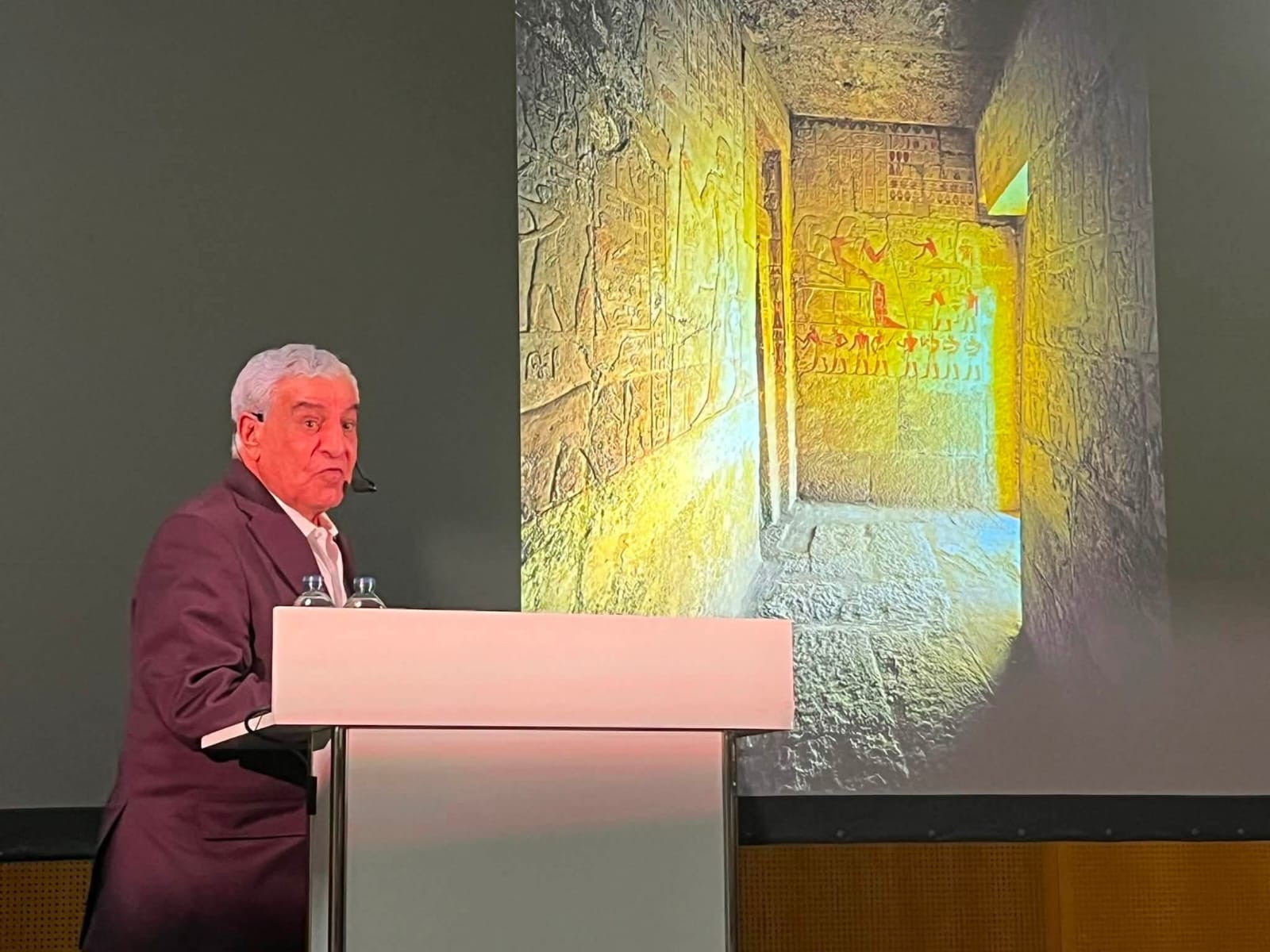زاهي حواس يفتتح معرض &laquo;توت عنخ آمون&raquo; بباريس ويوقع أحدث مؤلفاته