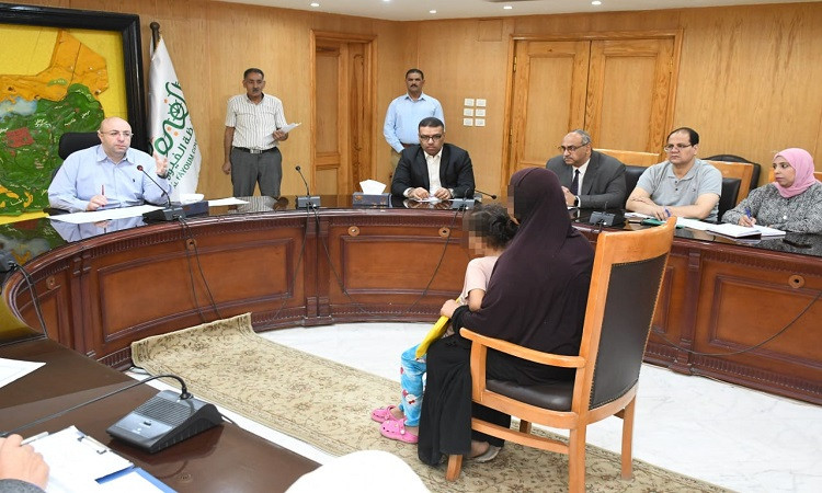 محافظ الفيوم يوجه بتجهيز عروسة&nbsp;وتوفير ماكينة خياطة لسيدة معيلة