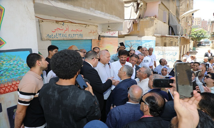 محافظ القاهرة يتابع مستوى الخدمات بعزبة الوالدة بحلوان ويبحث شكاوى الأ