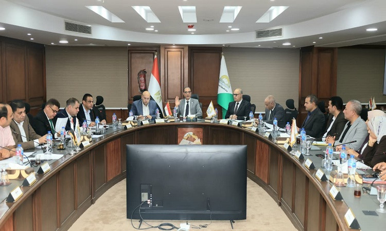 محافظ الجيزة يبحث ملفات الخدمات التعليمية والصحية والبيئية بالبدرشين و