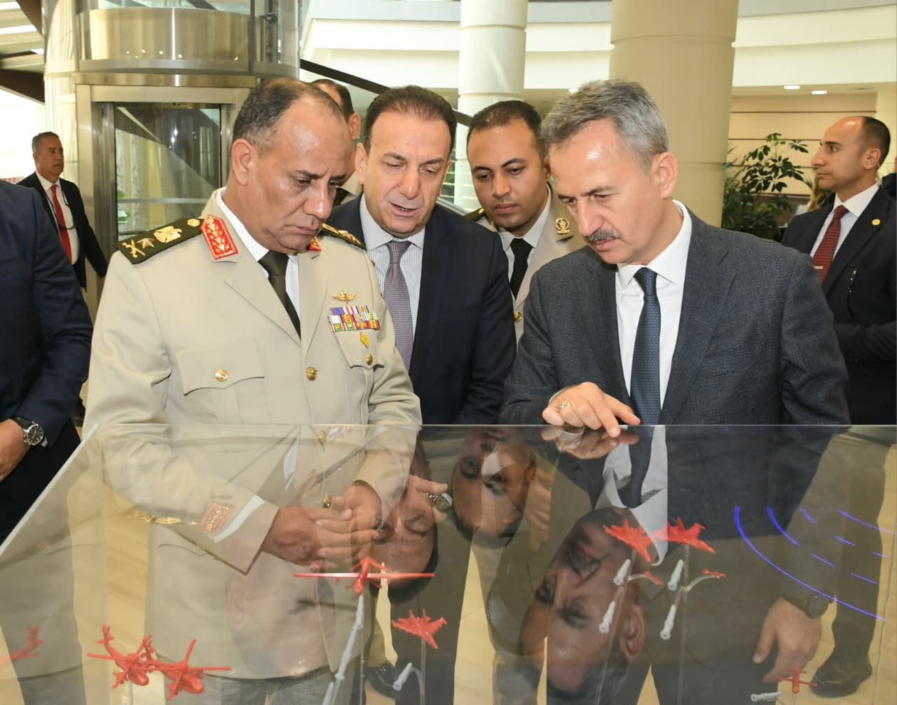 الفريق أشرف سالم زاهر يعود إلى أرض الوطن بعد انتهاء زيارته الرسمية لتر