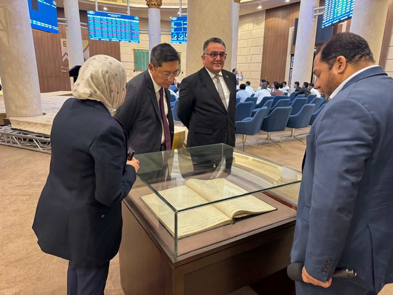 رئيس البورصة يبحث مع سفير سنغافورة سبل تعزيز التعاون المشترك بين الجان