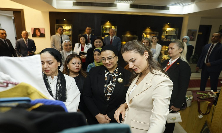 و تعزيز التعاون في تمكين المرأة