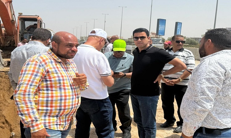 نائب محافظ مطروح يتابع إصلاح كسر خط المياه الرئيسي بمدينة العلمين