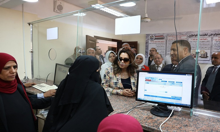 وزيرة التنمية المحلية ومحافظ القليوبية يفتتحان المركزالتكنولوجي بأجهور