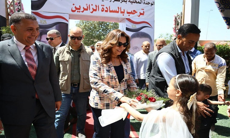 وزيرة التنمية المحلية ومحافظ القليوبية يفتتحان3مراكزتكنولوجية بالقناطر