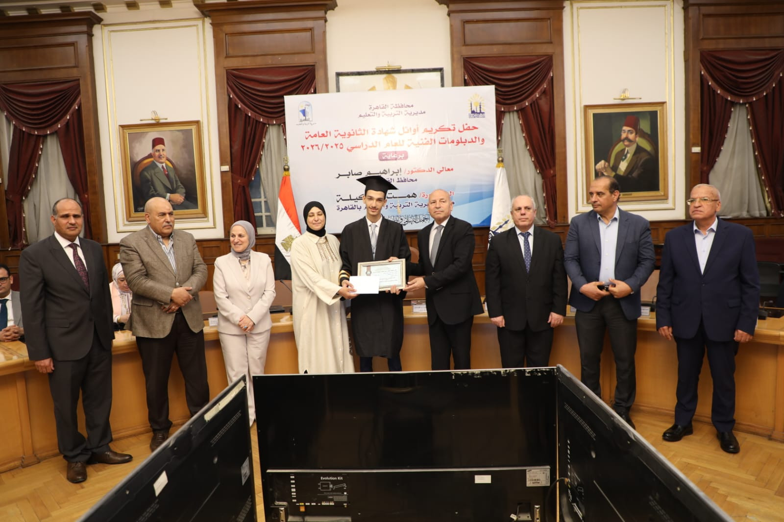 كرم الدكتور إبراهيم صابر، محافظ القاهرة، 17 طالبا وطالبة من أوائل الثا