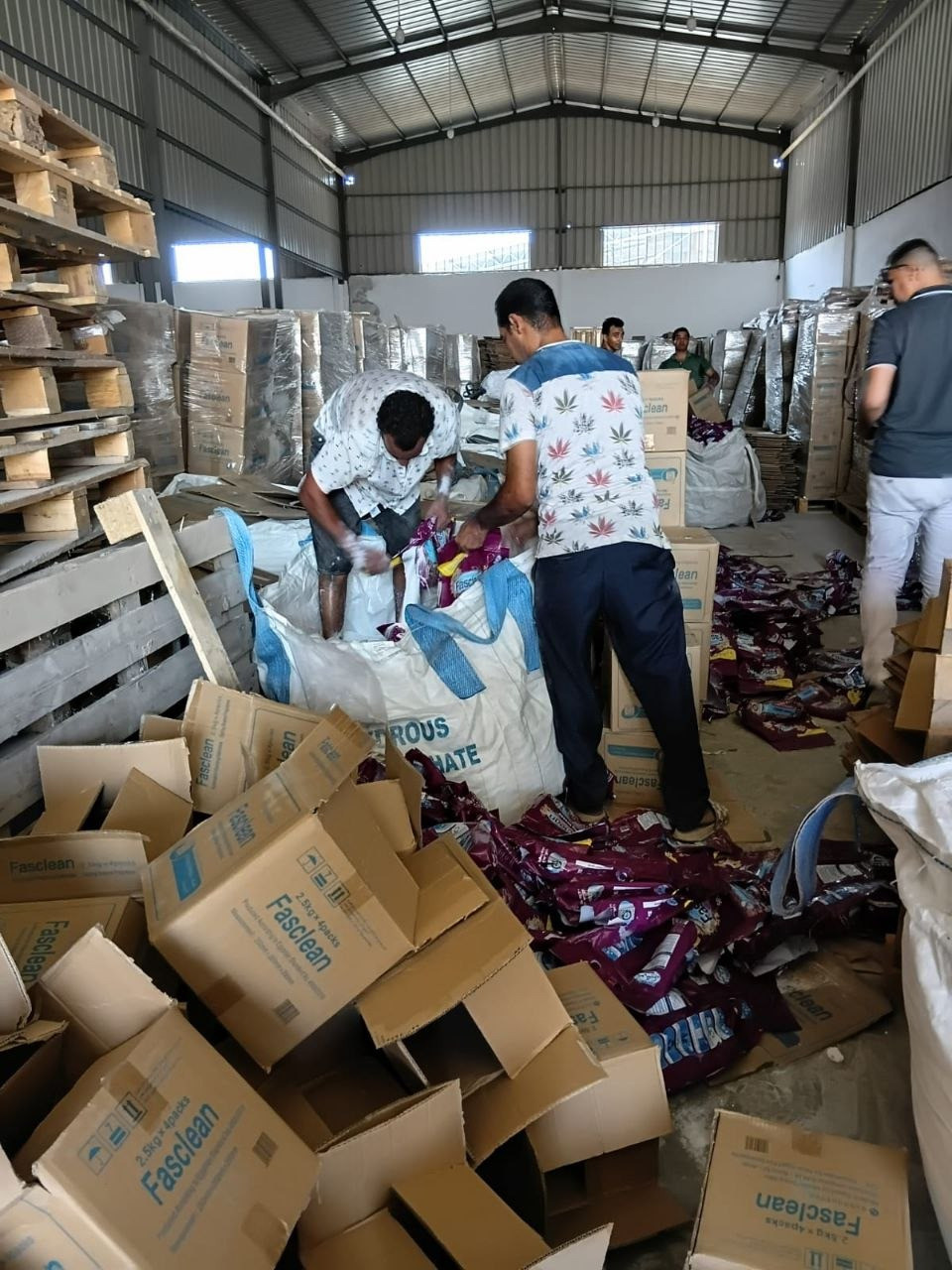 ضبط 165 طنا و800 كيلوجرام من المنظفات غير الصالحة