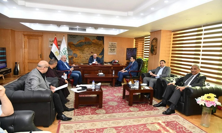 محافظ الفيوم يناقش مع أعضاء مجلسي النواب والشيوخ مطالب المواطنين