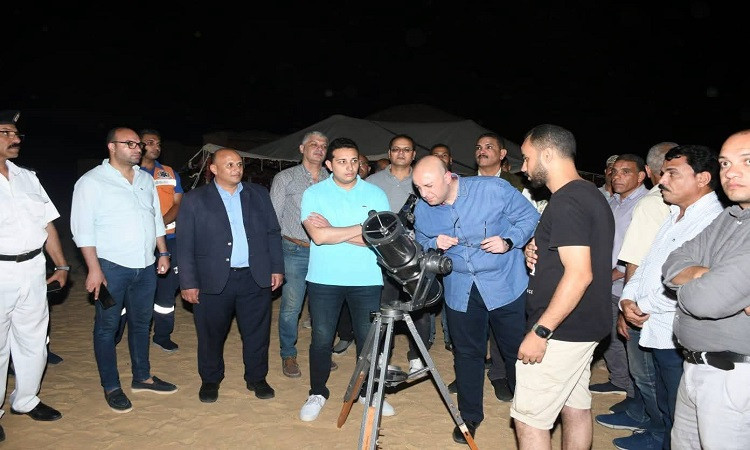 محافظ الفيوم يشارك زوار محمية وادي الريان مشاهدة ظاهرة 