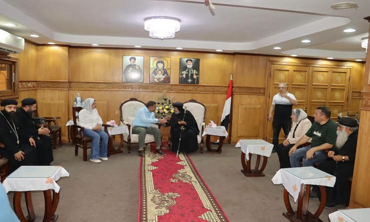 محافظ القليوبية يهنئ الأنبا مرقس بصوم السيدة العذراء
