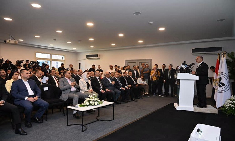 وزيرا الاستثماروالعمل ومحافظ القليوبية يفتتحون مركزخدمات المستثمرين بب