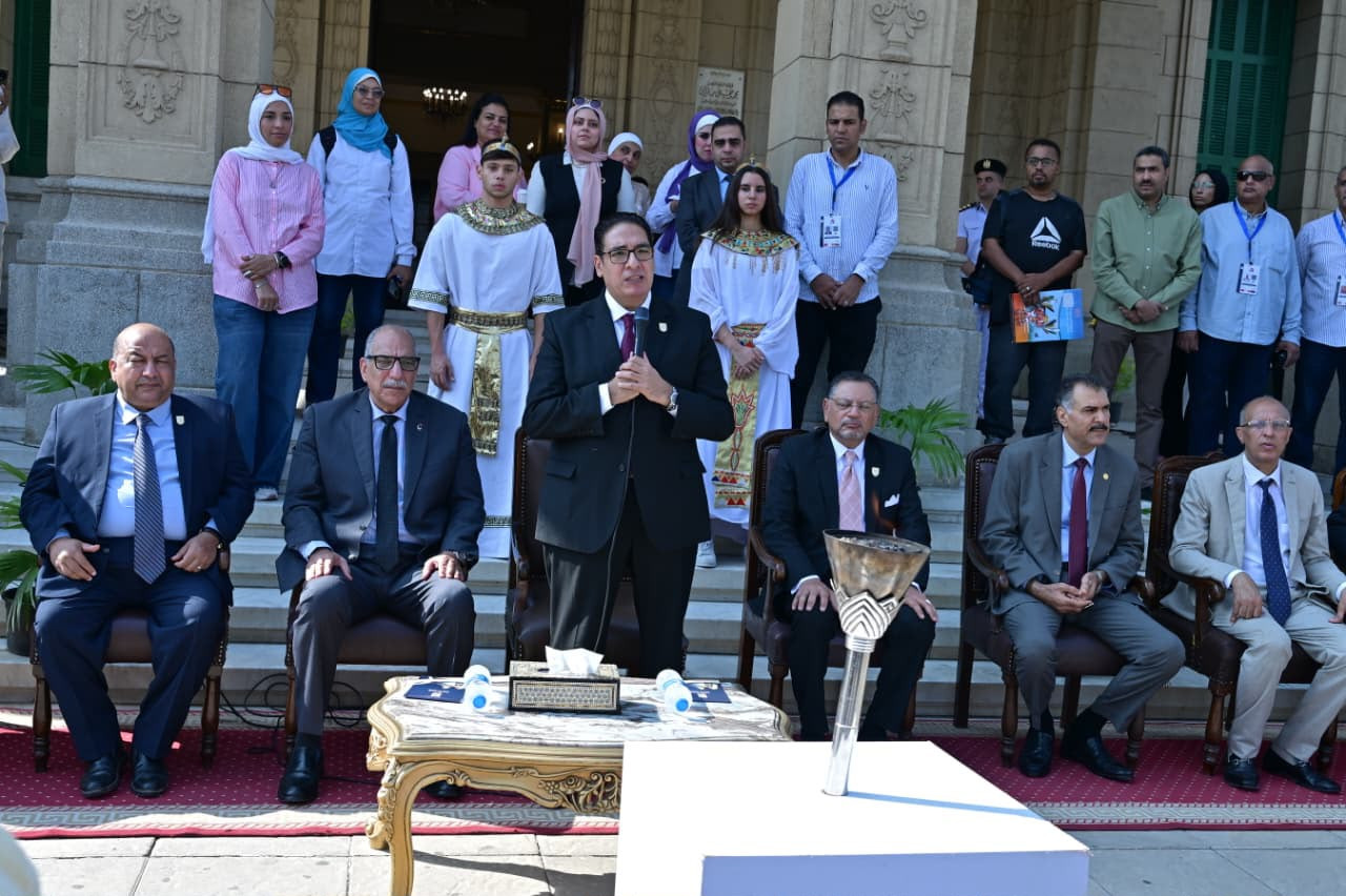 جامعة القاهرة تستقلا الشعلة الاوليمبية