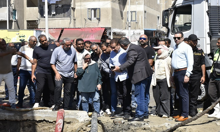 محافظ بورسعيد ورئيس مياه القناة يتابعان إصلاح كسرخط طرد محطة الضواحي