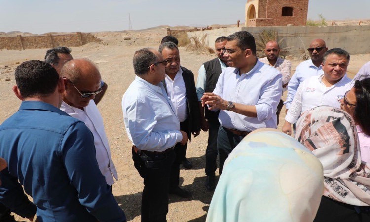 محافظ البحرالأحمريتفقد موقع إنشاء محطة تحلية مياه بالطاقة الشمسية في م