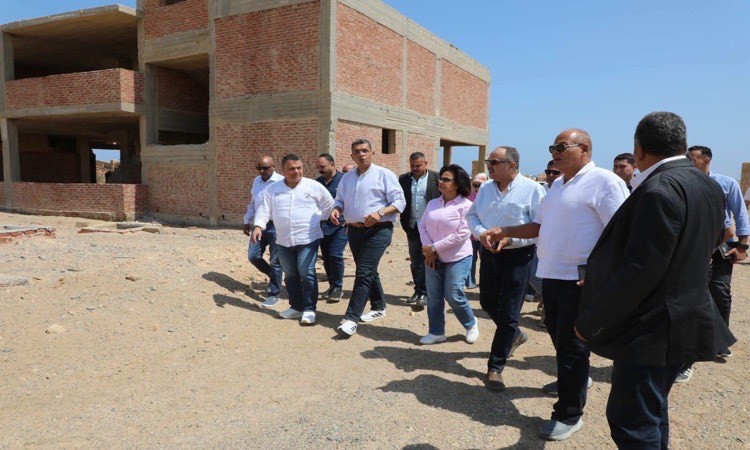 محافظ البحرالأحمريتفقد موقع إنشاء محطة تحلية مياه بالطاقة الشمسية في م