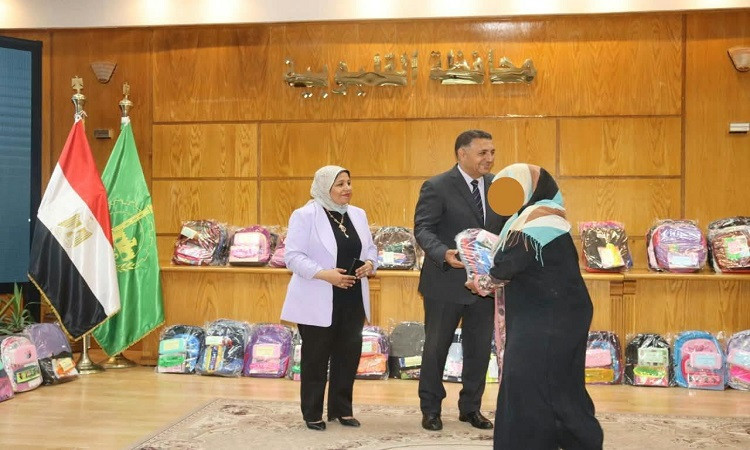 محافظ القليوبية يسلّم 400 شنطة ومستلزمات دراسية لـ100 أسرة من الأولى ب
