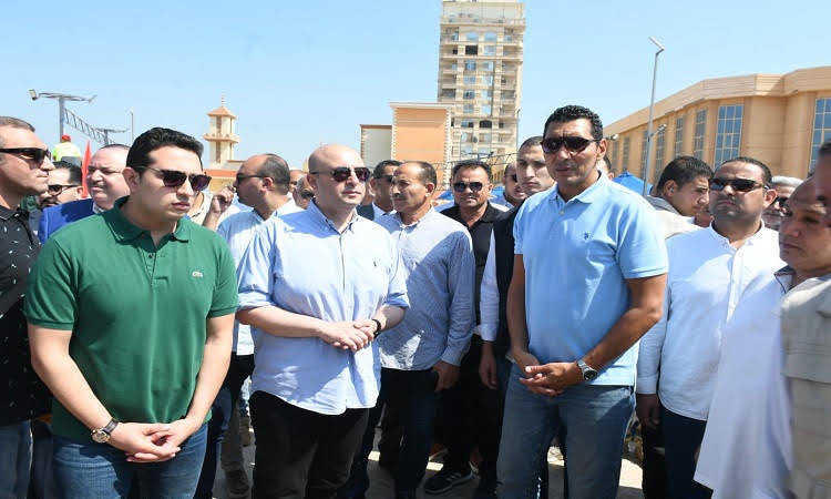 وزير الشباب والرياضة ومحافظ الفيوم يفتتحان مجمع حمامات السباحة
