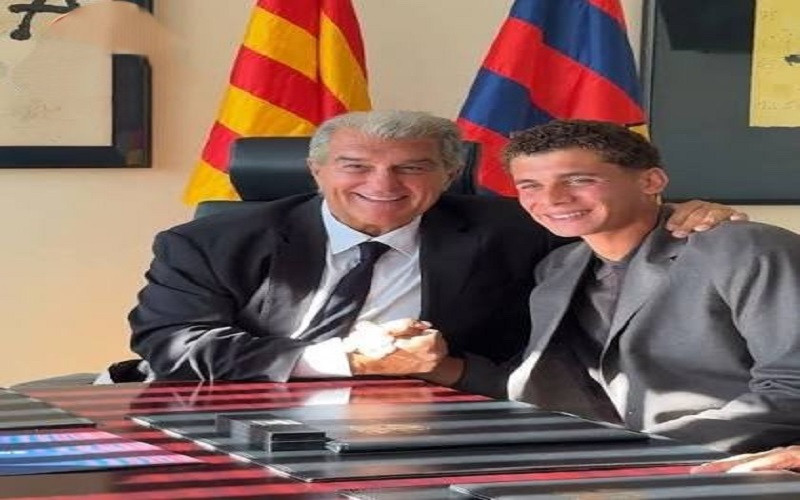 حمزة عبد الكريم يوقع عقده الجديد مع برشلونة حتى 2030
