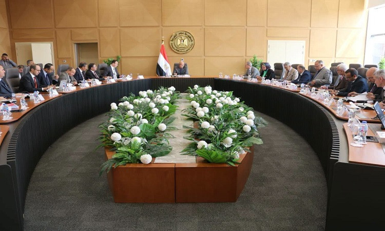 وزير الكهرباء يجتمع باللجنة الاستراتيجية 