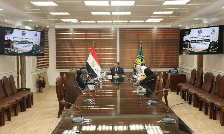 محافظ القليوبية يسلّم رحلات عمرة لـ 5 سيدات من الأولى بالرعاية