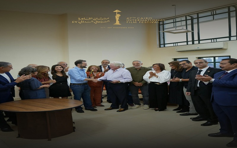 حسين فهمي يسلّم جائزة مهرجان طريق الحرير لفريق فيلم 