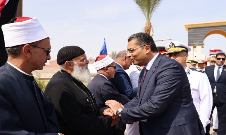 &nbsp;محافظ البحر الأحمر يضع&nbsp;إكليل الزهور علي النصب التذكاري للشهداء