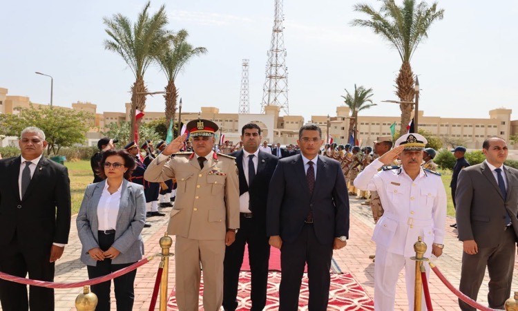 &nbsp;محافظ البحر الأحمر يضع&nbsp;إكليل الزهور علي النصب التذكاري للشهداء