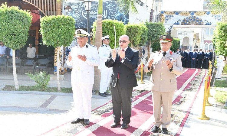 محافظ الفيوم يضع إكليلٍ من الزهور على النصب التذكاري للشهداء بميدان قا
