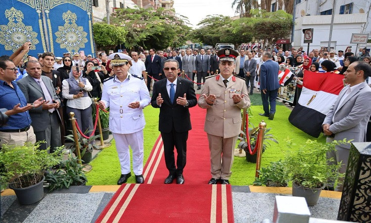 &nbsp;محافظ المنوفية يضع إكليلاً من الزهور على النصب التذكاري لشهداء أكتوبر