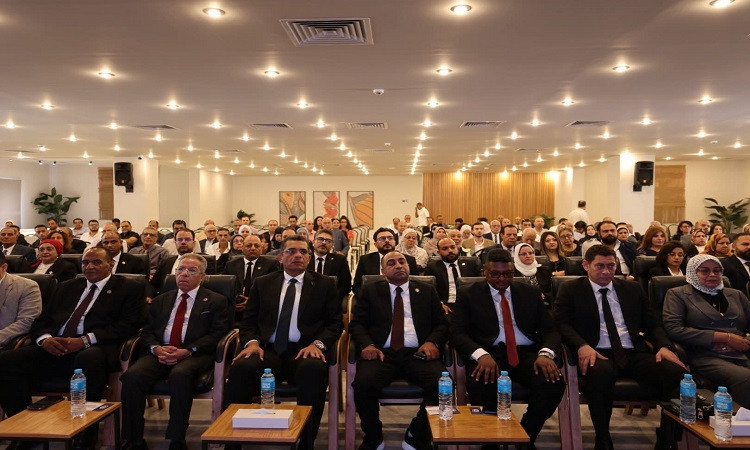 محافظ البحرالأحمريشيد بجهود الأطباء في تقديم الرعاية الصحية للمواطنين