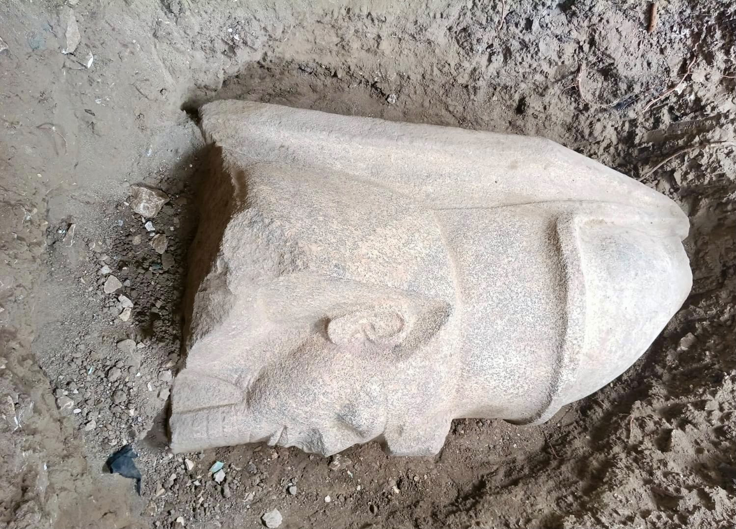 بقايا تمثالين لـ رمسيس الثاني