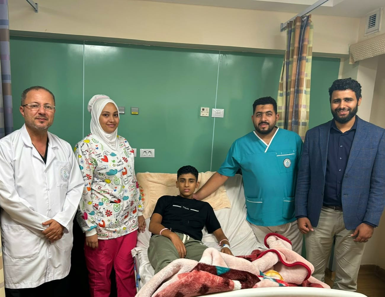 طفل مصاب بشلل في السويس