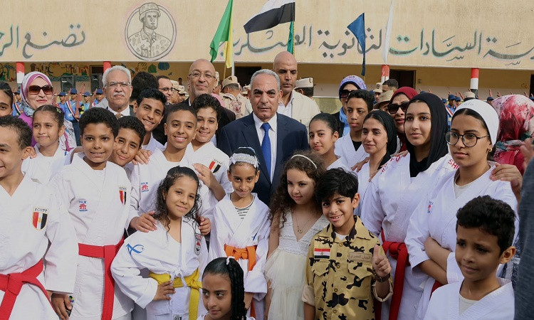 محافظ الإسماعيلية يشهد طابور عرض عسكري لطلاب مدرسة السادات