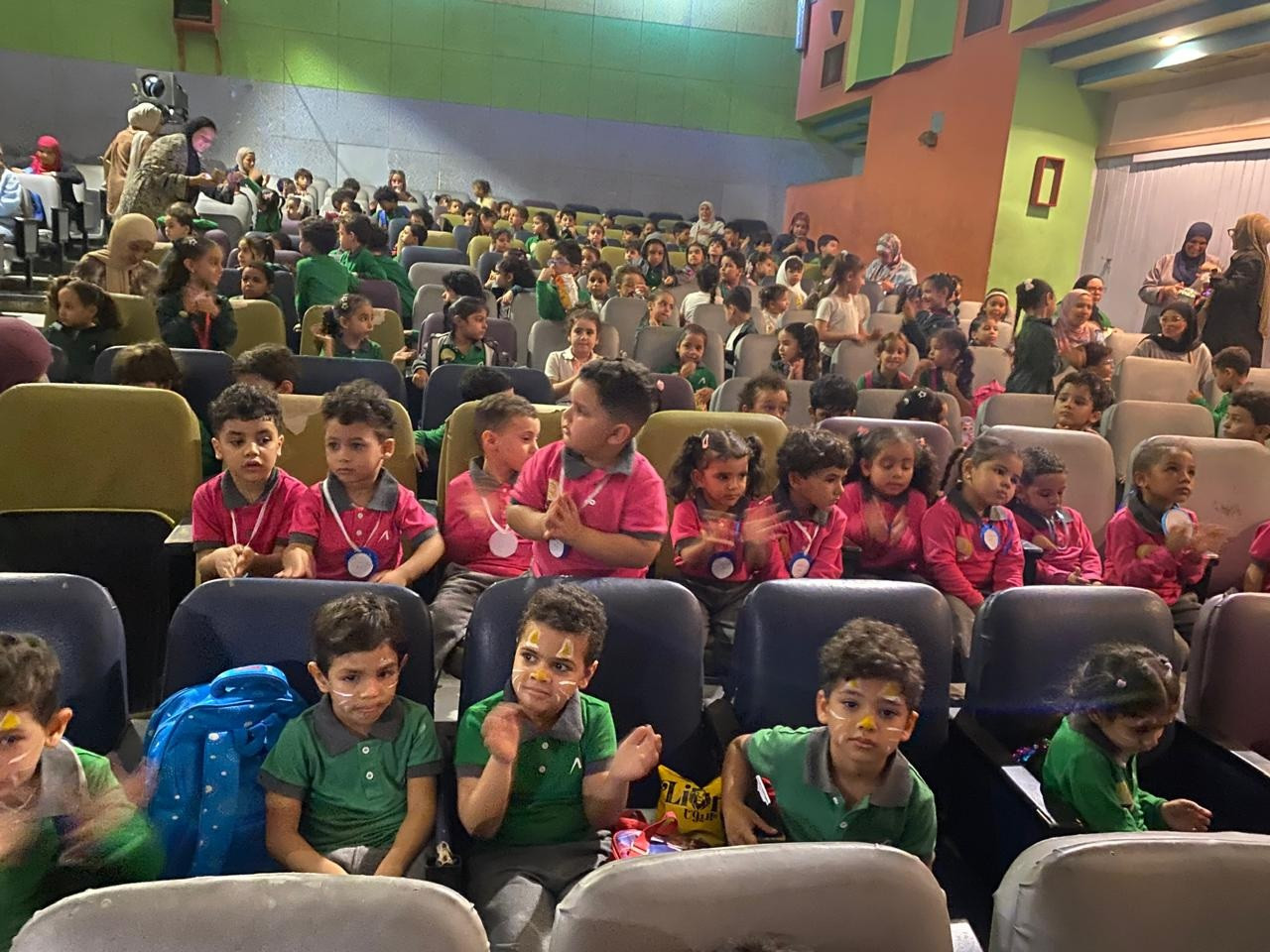 العرض المسرحي ذات والرداء الأحمر