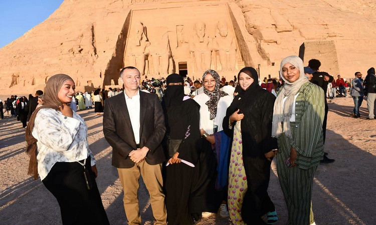 تعامد الشمس على وجه الملك رمسيس الثاني بمدينة أبو سمبل السياحية بأسوان