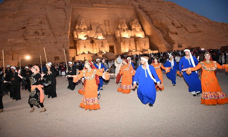 تعامد الشمس على وجه الملك رمسيس الثاني بمدينة أبو سمبل السياحية بأسوان