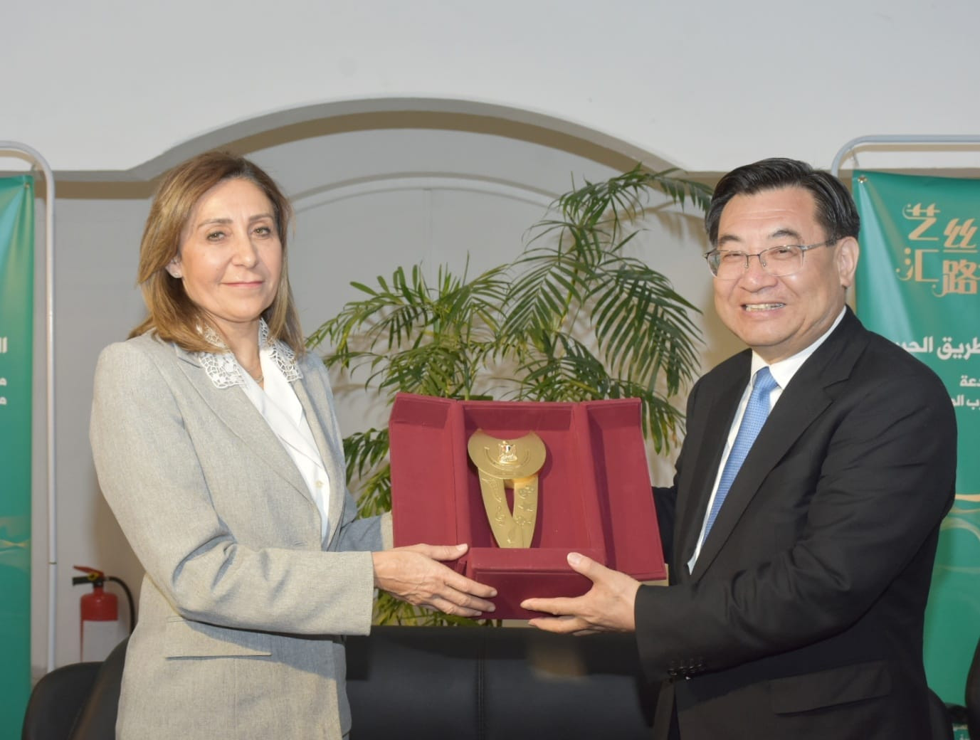 وزيرة الثقافة المصرية ونظيرها الصيني