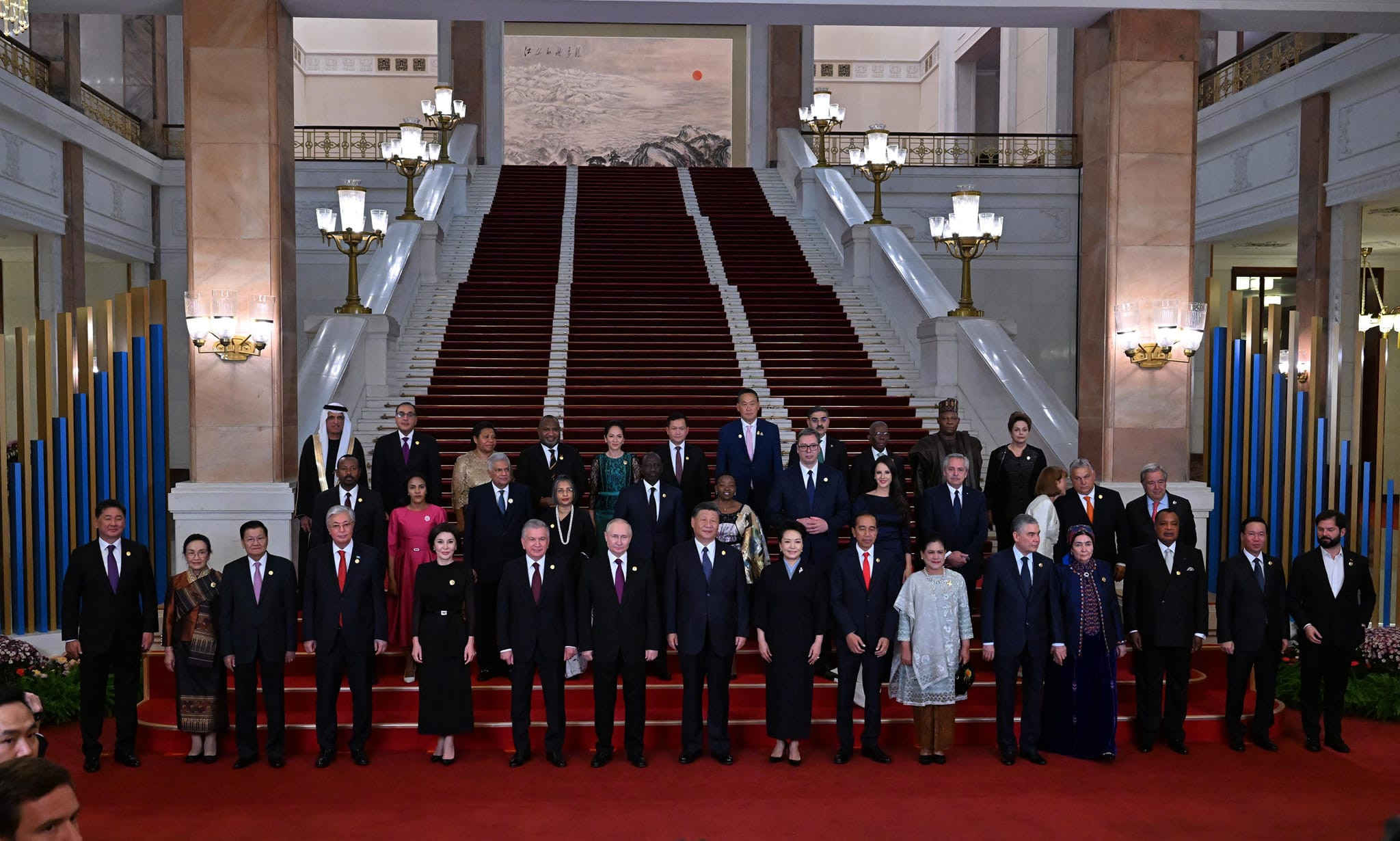 رئيس الوزراء يحضر مأدبة عشاء بالصين