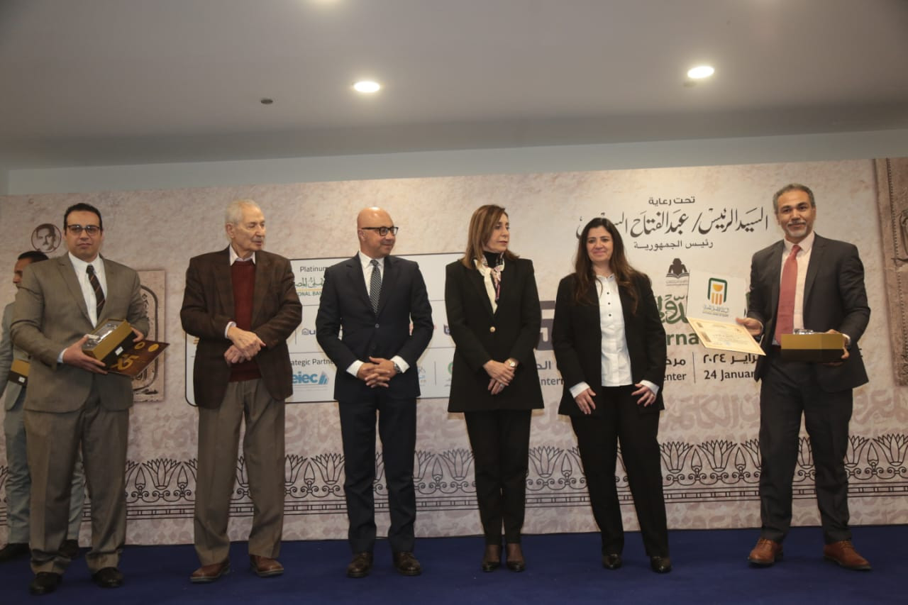 وزيرة الثقافة تسلم الجوائز